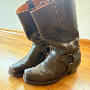Frye Harness 12R boots Dark brown leather, size 8, Perfectly worn and distressed